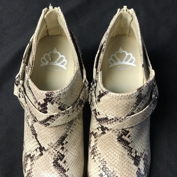 Fergalicious by Fergie, snake print booties - Picture 3 of 6